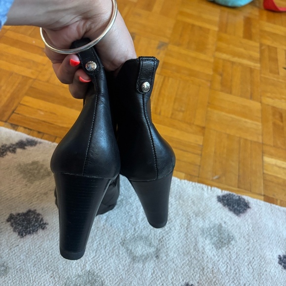 2010s Michel Michael Kors wedged leather heeled bootie perfect condition - Picture 9 of 9